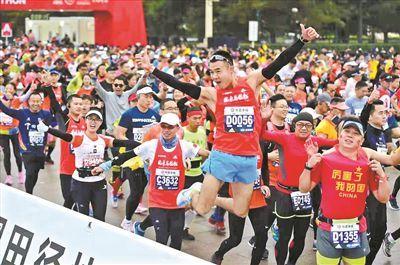 大数据：马拉松风靡中国 带动地方旅游热度增长