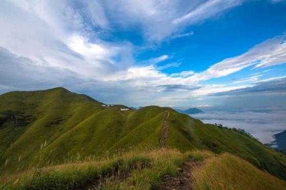 徒步江西武功山，10万亩草甸在高山之巅绵延不绝，宛如人间仙境