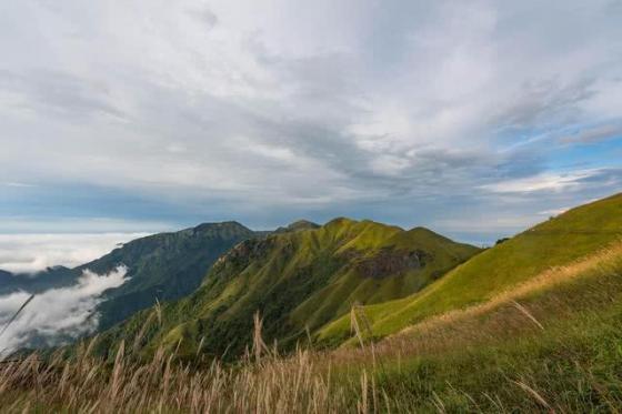 徒步江西武功山，10万亩草甸在高山之巅绵延不绝，宛如人间仙境