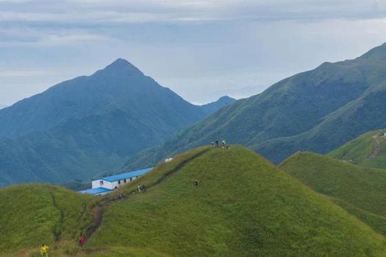 徒步江西武功山，10万亩草甸在高山之巅绵延不绝，宛如人间仙境