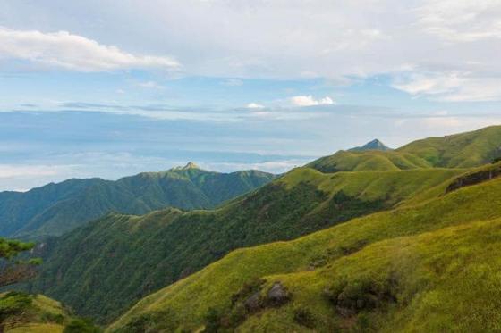 徒步江西武功山，10万亩草甸在高山之巅绵延不绝，宛如人间仙境