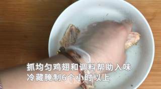 孜然脆皮煎鸡翅，无油无水做法，表皮焦香，一口香辣，感觉和烧烤摊上的烤鸡翅一个味道！的做法步骤：3