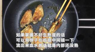 孜然脆皮煎鸡翅，无油无水做法，表皮焦香，一口香辣，感觉和烧烤摊上的烤鸡翅一个味道！的做法步骤：6